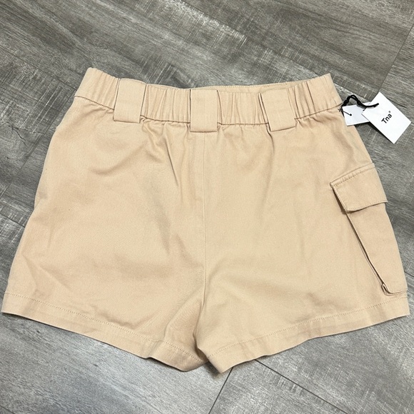 Aritzia cargo unbelted 3” shorts - Medium - Picture 2 of 4